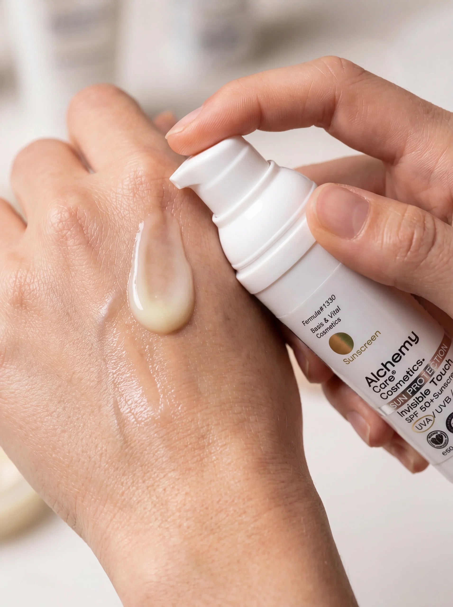 INVISIBLE TOUCH SUNSCREEN SPF 50+ image 3